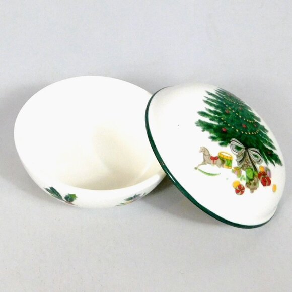 Mikasa Christmas Story Round Covered Box 3 1/4" Decorated Tree Discontinued - Picture 3 of 8